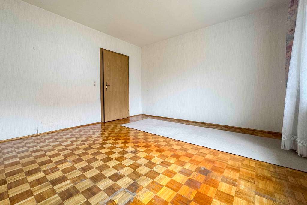 Immobilie in Riekofen - Charmantes Einfamilienhaus mit großem Garten und Gestaltungspotenzial in Sünching - Bild 3