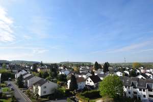 Schöneck:  Helle 3 Zimmerwohnung mit großer Loggia und Weitblick – Die vollständige Adresse der Immobilie erhältst du vom Anbieter., 61137 Schöneck – Vorschaubild 2