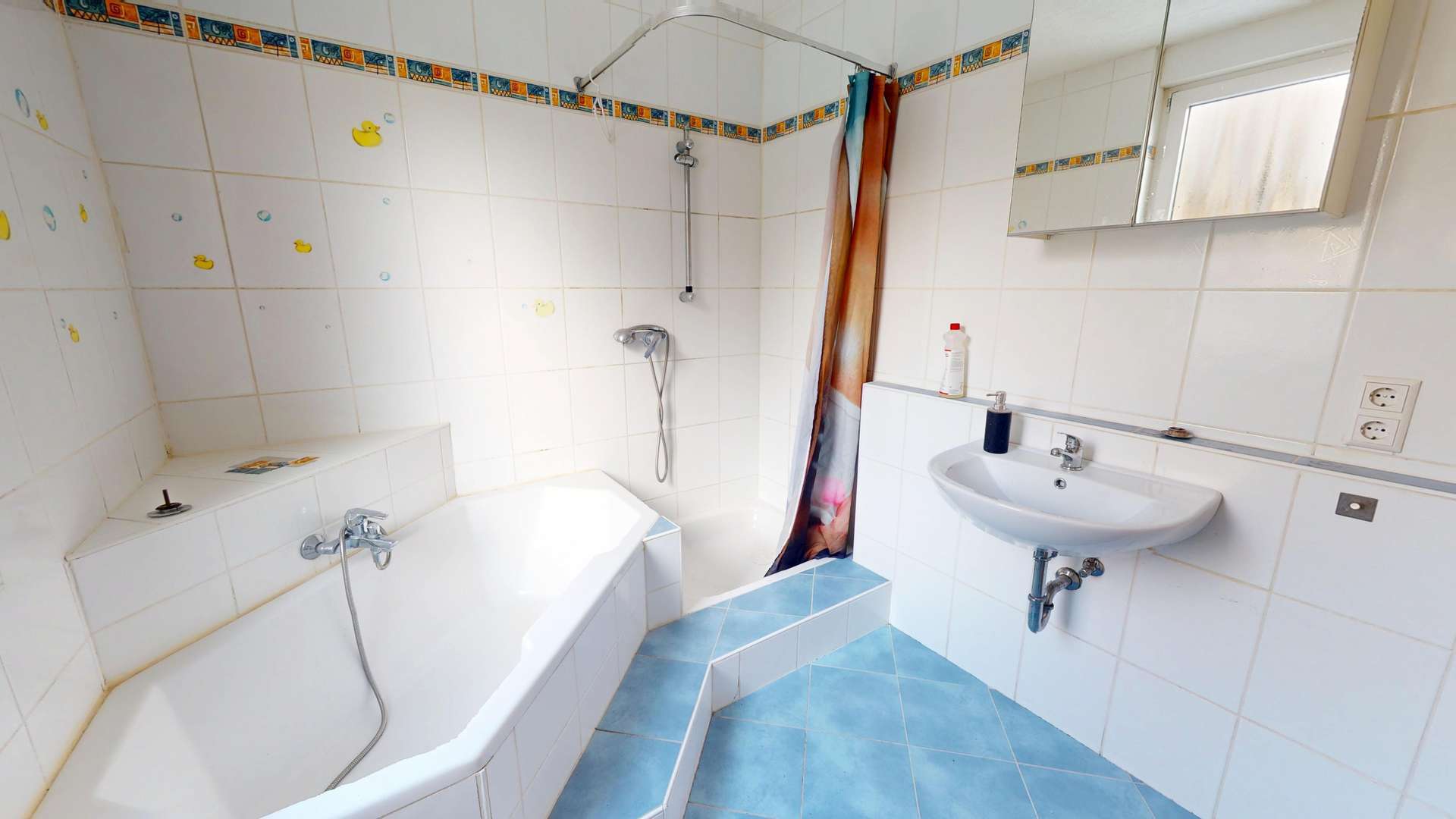 Immobilie in Aulendorf - Wohn- und Geschäftshaus mit Gewerbe im EG und zwei großzügigen Wohnungen in Bahnhofsnähe - Bild 2