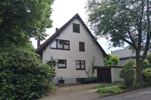 schönes Einfamilienhaus mit Garten und Garage