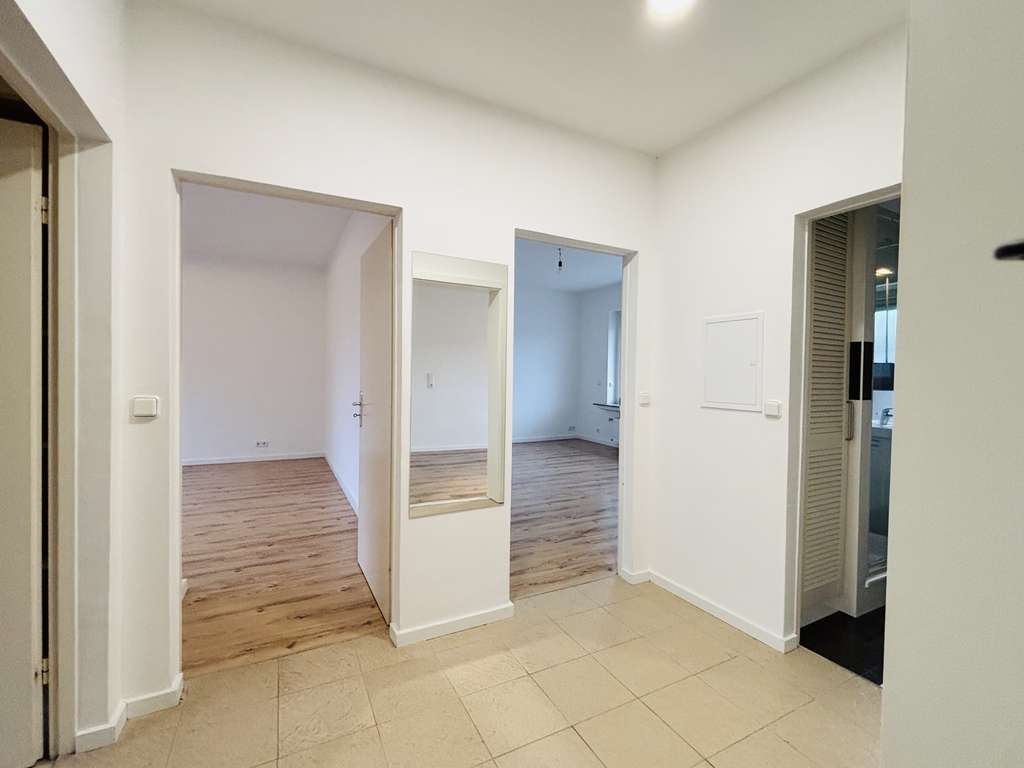 Immobilie in Großkrotzenburg - *** MODERNISIERTE, ungewöhnlich ansprechend geschnittene 3-Zi-Whg in guter Lage - BEZUGSFREI  !  *** - Bild 3