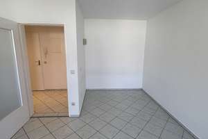 Geräumige 1-Zimmer-Wohnung mit Einbauküche und neusaniertem Bad in München – Die vollständige Adresse der Immobilie erhältst du vom Anbieter., 80807 Milbertshofen, München – Vorschaubild 3