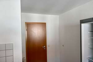 Stadtnah und ruhig: Gut geschnittene 3-Zimmer-Wohnung mit Balkon, Gäste-WC und 2 Carport-Stellplätze – Hohenhewenstraße 10a, 78224 Singen (Hohentwiel) – Vorschaubild 7