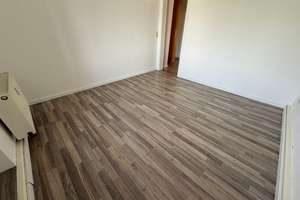 3.OG / Modernes Laminat - frei ab 1.10.26  - Großer Balkon an der Küche – Jahnstraße 39, 9126 Lutherviertel, Chemnitz – Vorschaubild 4