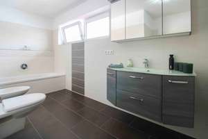 Creme de la Creme: Neuwertiges Einfamilienhaus mit 2 Einfahrten, eine Garage, PV und Solaranlage  – Die vollständige Adresse der Immobilie erhältst du vom Anbieter., 87439 Heiligkreuz/Neuhausen, Kempten (Allgäu) – Vorschaubild 12