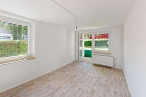Lichterhellte 3-Raum-Wohnung mit Balkon – Augsburger Str. 7, 9126 Bernsdorf, Chemnitz – Vorschaubild 1