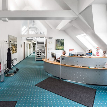 Historisches Gebäude l Hervorragende Lage l Praxisnutzung möglich