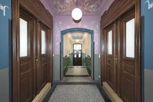 Hochwertig sanierte Altbauwohnung mit Balkon, Parkett und Fußbodenheizung !