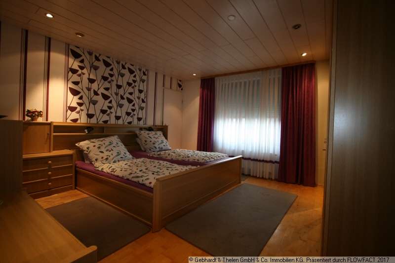 Immobilie in Bad Königshofen im Grabfeld - Einfamilienhaus mit Ausbaupotenzial, Wellnessbereich und großer Scheune - Bild 2