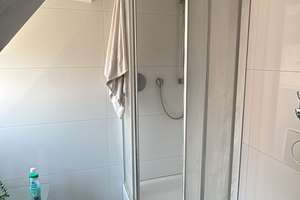 Gemütliches Dachgeschosszimmer mit eigener Küchenzeile in Stuttgart-Obertürkheim – Augsburger Straße 351, 70327 Untertürkheim (Ortsteil), Stuttgart – Vorschaubild 2