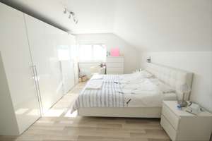 * Eleganter Lifestyle auf 2 Etagen mit Dachterrasse und 2 Stellplätzen * – Die vollständige Adresse der Immobilie erhältst du vom Anbieter., 71229 Leonberg – Vorschaubild 6