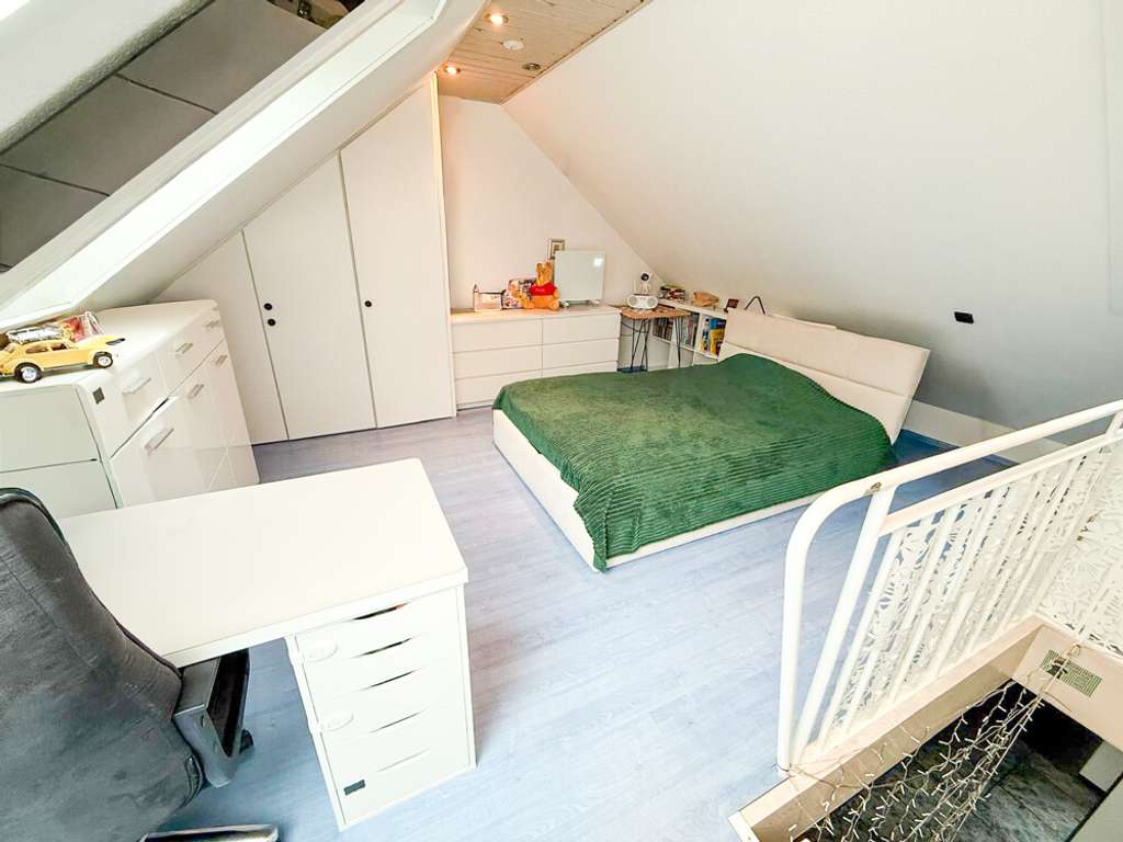 Immobilie in Benningen am Neckar - Ruhige, renovierte 2,5 Zimmer Dachgeschoss-Maisonette mit Balkon und Garage - Bild 4