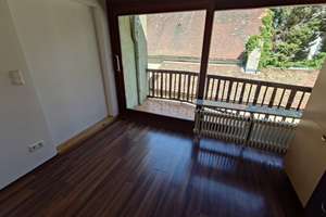 Neuwertig & hell: 2,5-Zi.-Whg. mit Balkon, EBK & Parkett