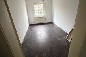 Offen Besichtigung, Dienstag 31.03., 12:00 Uhr, Teilsanierte Wohnung in guter Lage