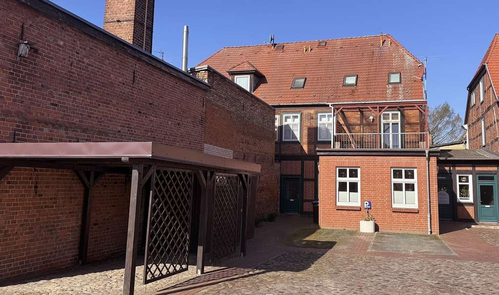 Immobilie in Goldberg - Renommiertes Stadthaus mit Praxis & 2 WE - Bild 3