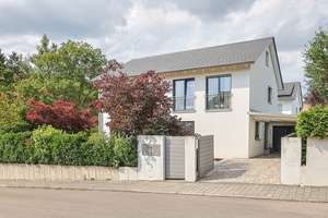 Eleganz trifft Nachhaltigkeit – Luxuriöses Einfamilienhaus in Ingolstadt-Gerolfing – Die vollständige Adresse der Immobilie erhältst du vom Anbieter., 85049 West, Ingolstadt – Vorschaubild 2