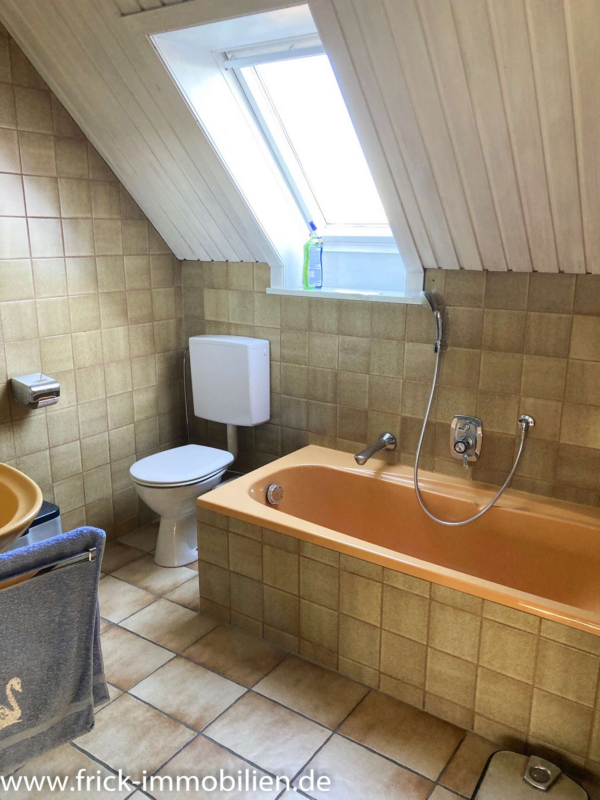 Immobilie in Göhl - Resthof mit Wohnhaus, ehem. Wirtschaftsgebäude, Doppelgarage und 0,82 ha Land - Bild 1