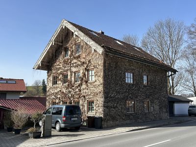 Traditionelles Tuffsteinhaus am Bach