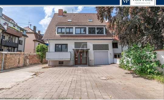 Familienfreundliche Doppelhaushälfte mit großem Grundstück und Potenzial
Ruhige Stadtlage, viel Woh