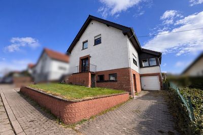 Platzwunder mit Fernblick: Großzügiges Einfamilienhaus mit Einliegerwohnung