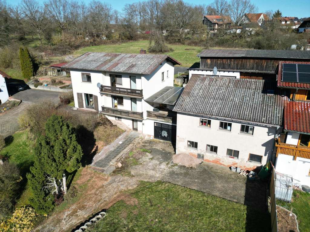 Immobilie in Gemünden am Main - Großzügiges Zweifamilienhaus mit 4 Garagen, Scheune und vielseitigen Nebengebäuden - Bild 4