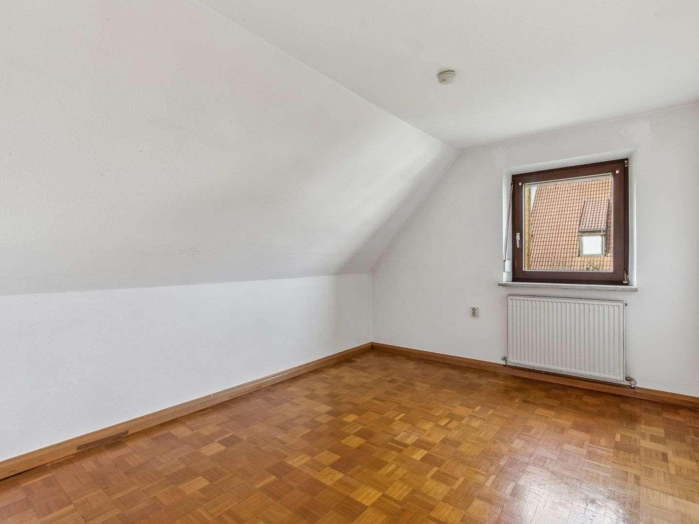 Immobilie in Eichenau - Charmante Doppelhaushälfte mit Renovierungsbedarf auf großzügigem Grundstück in Eichenau - Bild 2