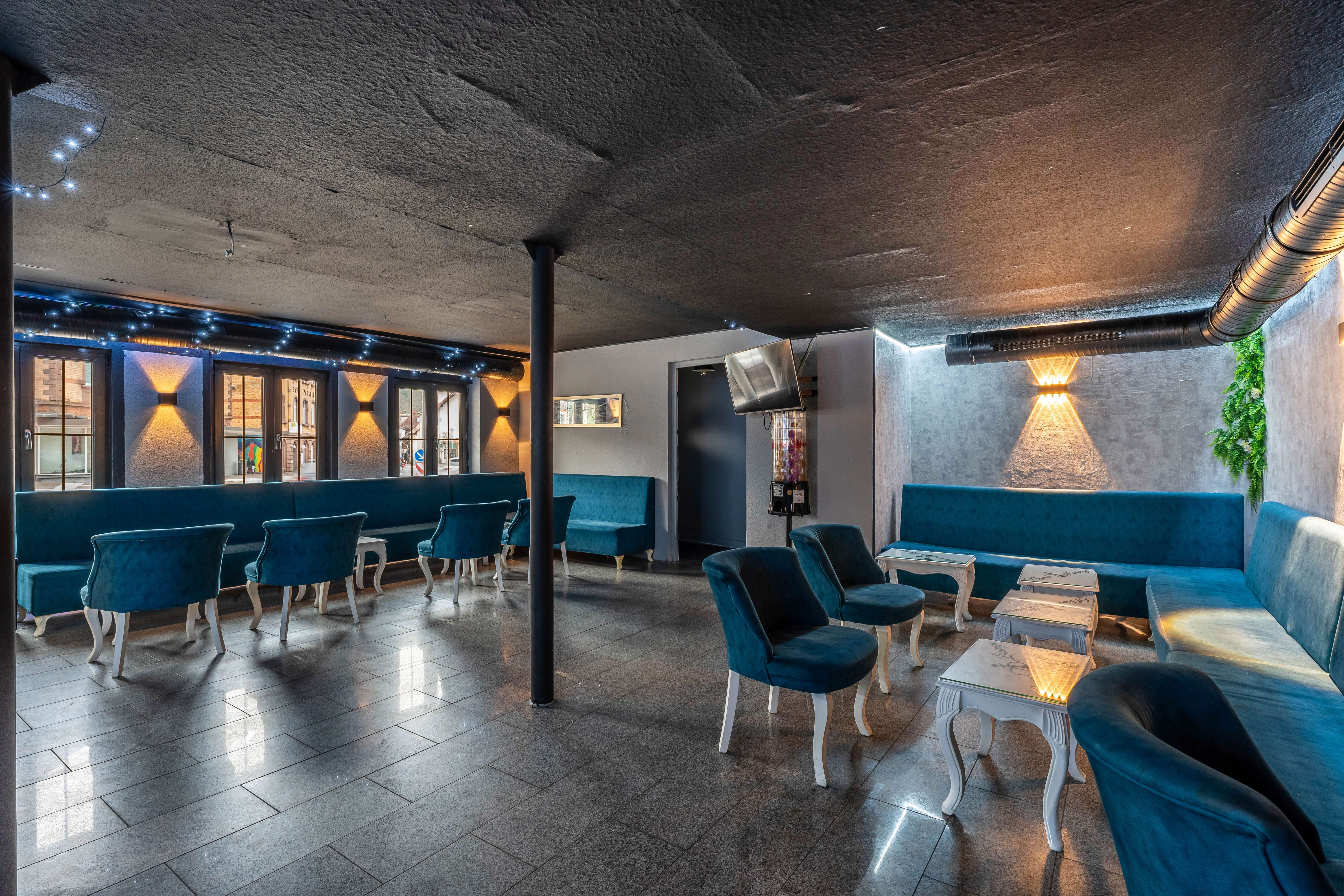 Immobilie in Schramberg - Anlageobjekt mit zwei vermieteten Wohnungen + Ladenlokal und sechs PKW-Stellplätzen - Bild 1