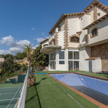 Haus mit Pool, Tennisplatz und Meerblick in der Urbanisation Roca Grossa, Lloret de Mar