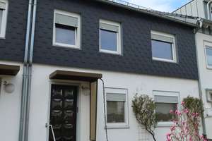 Reihenmittelhaus mit zwei Zweizimmer Wohnungen (umbaubar zum EFH)  in Düsseldorf Lörick von privat