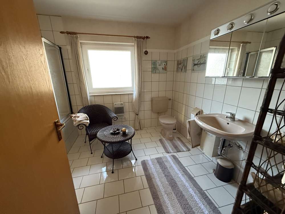 Immobilie in Eggenstein-Leopoldshafen - Attraktive Kapitalanlage: Dreifamilienhaus mit Balkonen & 2 Garagen - Bild 2