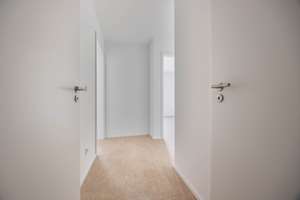 Naturnahe barrierefreie Neubau 3-Zimmer-Wohnung mit großem Balkon in Erlangen-Alterlangen – Lerchenbühl 33, 91056 Heiligenloh, Erlangen – Vorschaubild 18