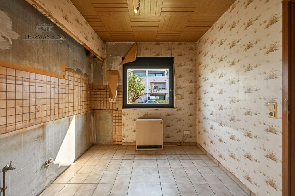 Immobilie in Pleidelsheim - Sanierungsbedürftige Doppelhaushälfte in guter ruhiger Wohngegend - Garten - Garage - Hobbyraum - Bild 4