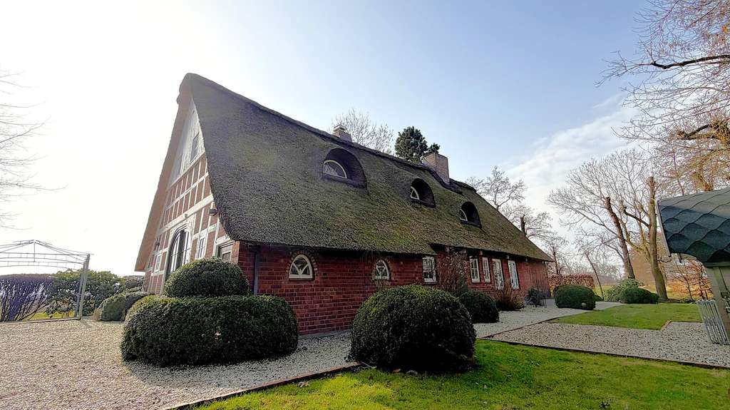 Immobilie in Oederquart - Historisches Reetdachhaus mit Sauna, Teich, Feldblick und Scheune - Bild 4