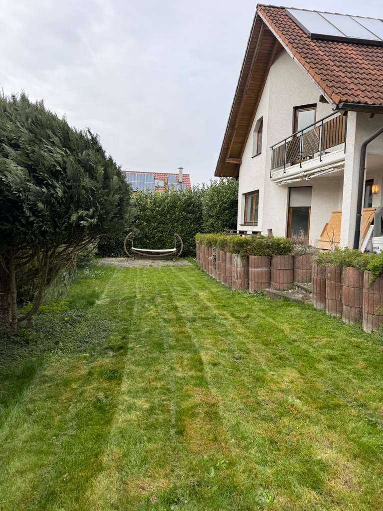 Immobilie in Staufen im Breisgau - Einfamilienhaus mit Einliegerwohnung und  Doppelgarage in Staufen im Breisgau (Wettelbrunn) - Bild 1