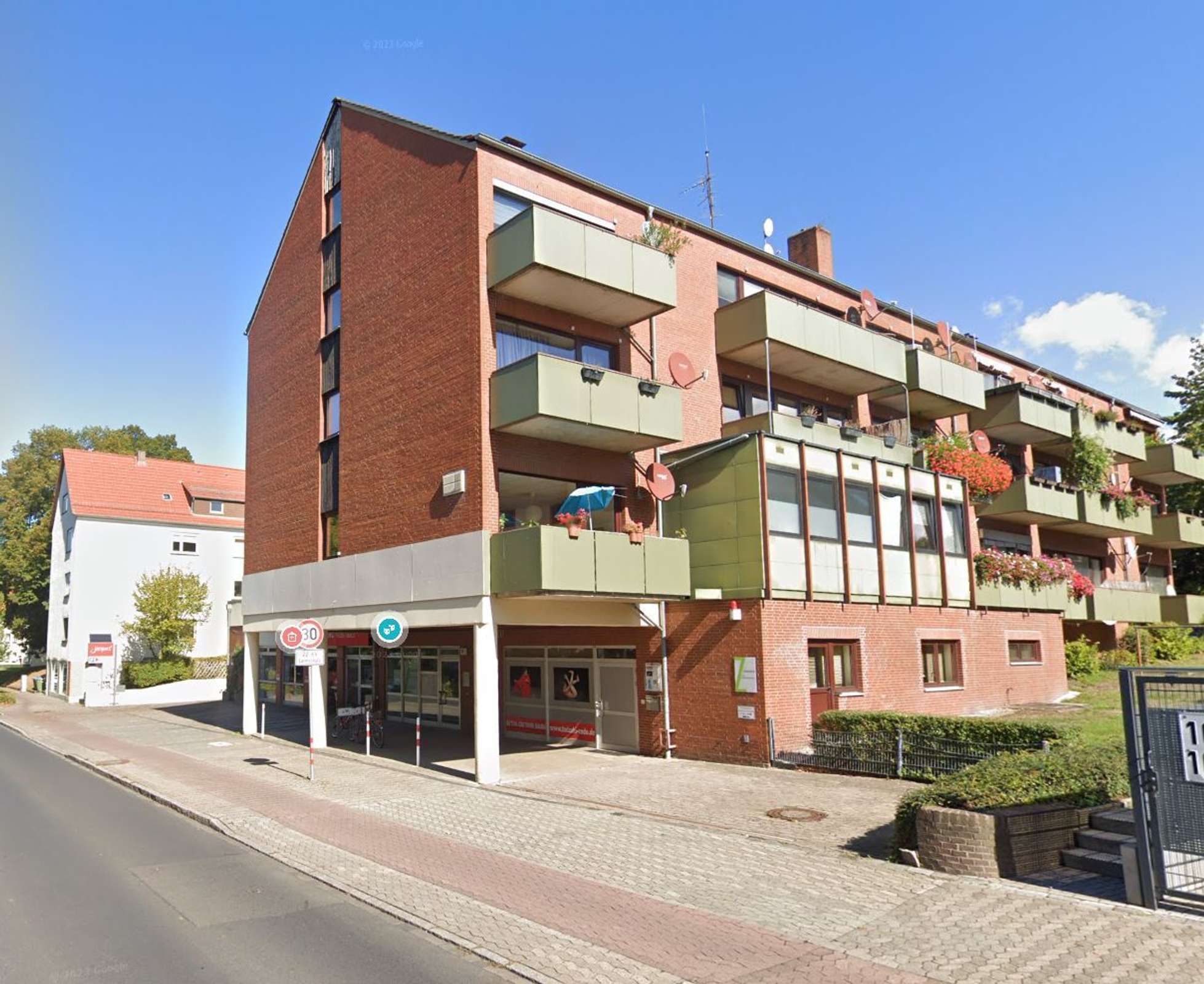 Attraktive 2-Zimmer-DG-Wohnung mit neu saniertem Duschbad und Außenstellplatz