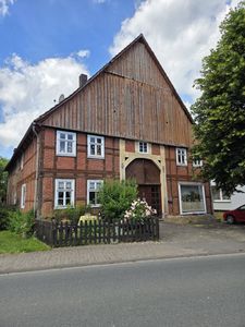 Haus mit Nebengebäuden und Stallungen !