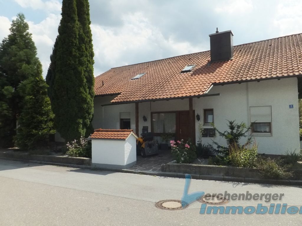 Immobilien Lerchenberger: Großes Zweifamilienhaus in ...