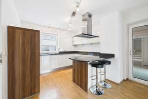 Zum Eigennutz verfügbar:
Attraktive, großzügige Doppelhaushälfte in Westerham
- Idyllische Lage – Die vollständige Adresse der Immobilie erhältst du vom Anbieter., 83620 Feldkirchen-Westerham – Vorschaubild 14