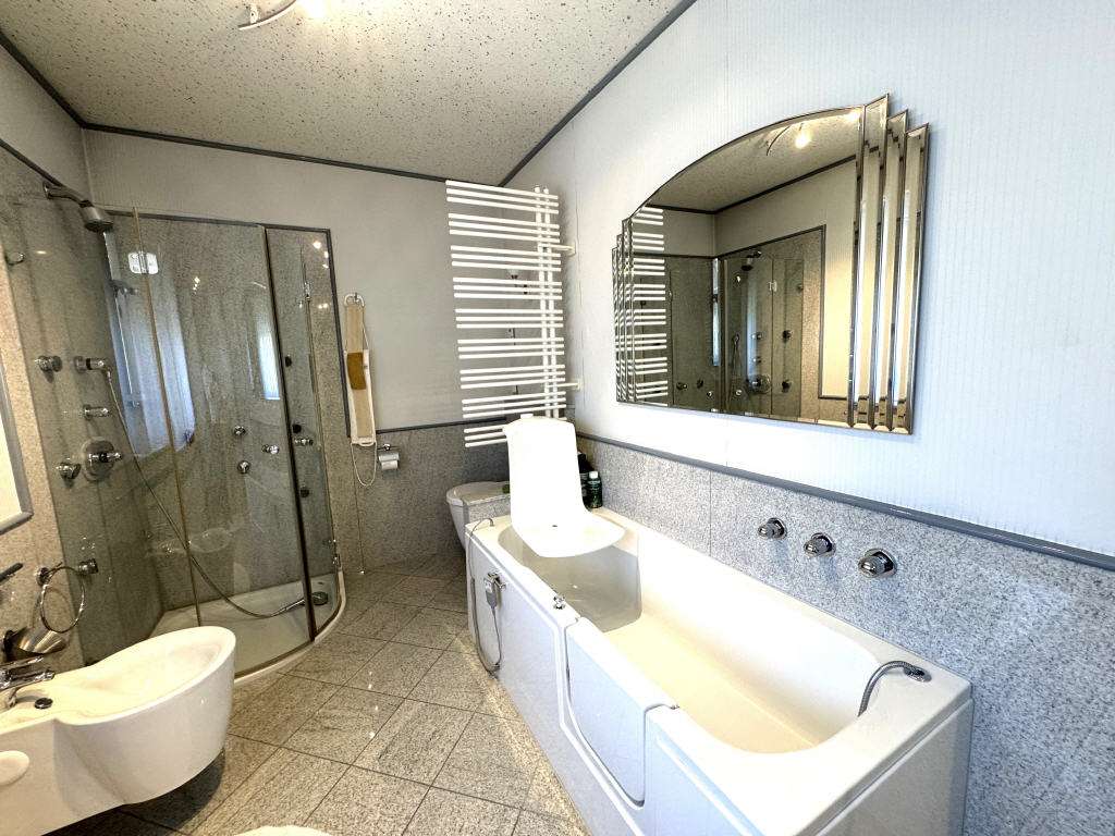 Immobilie in Loffenau - Repräsentatives, großzügiges Einfamilienhaus mit Einliegerwohnung in Bestwohnlage mit großem,  - Bild 2