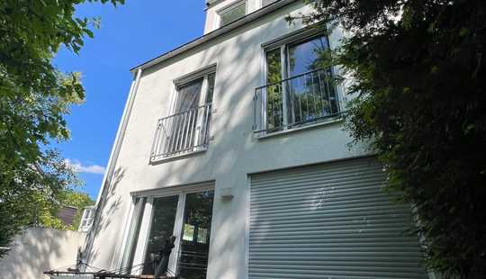Bild von Moderne DHH mit einem kleinen Garten / Terrasse / Garage