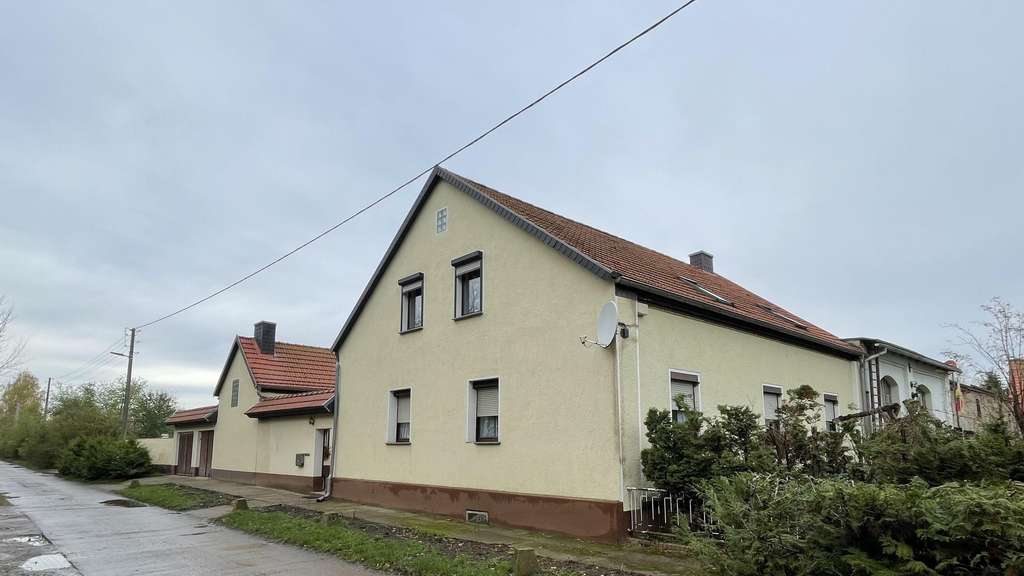 Immobilie in Güsten - Teilsaniertes Haus mit viel Platz !



 - Bild 0