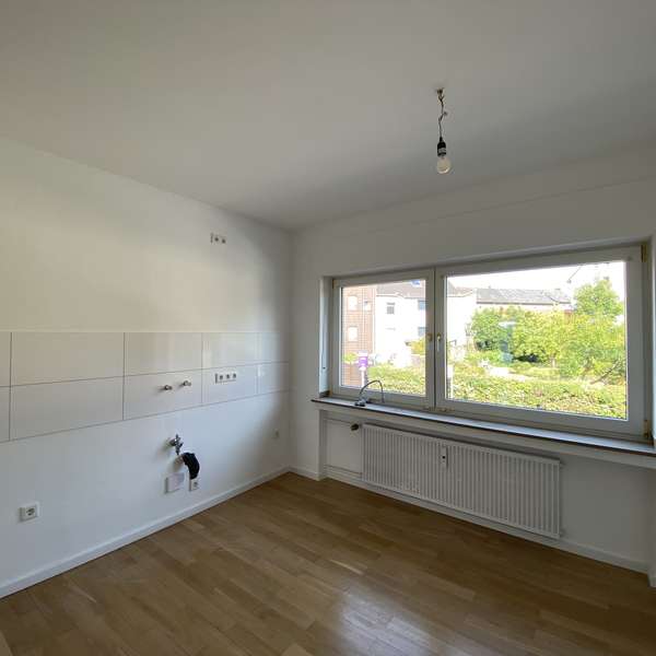 *** frisch renovierte 3-Zimmer-Wohnung - Echtholzparkett - Süd/West Balkon - Naturgarten ***