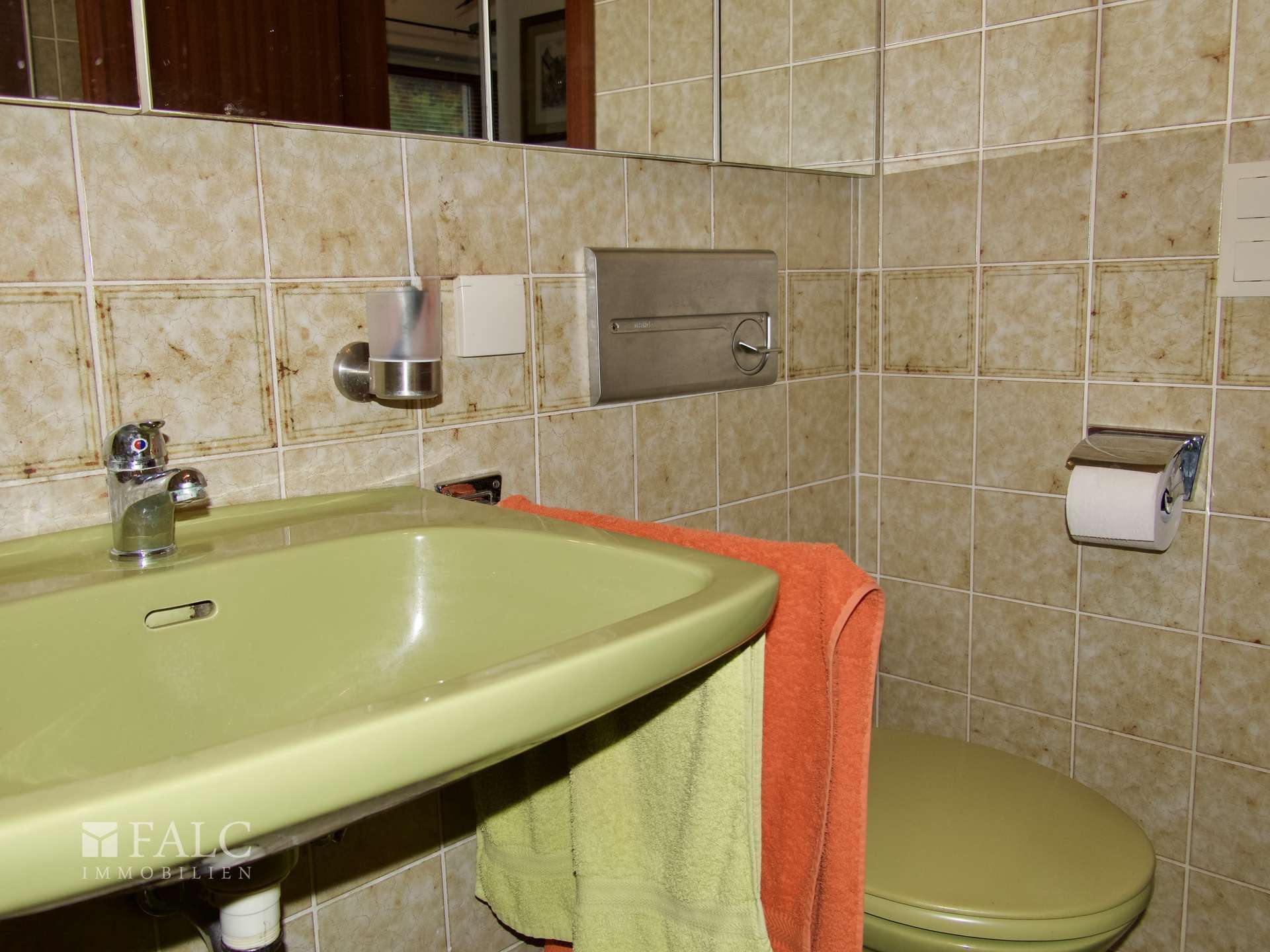 Immobilie in Riedenburg - Einfach Mehr: Gepflegte Nichtraucher-2-Zimmer-Wohnung, möbiliert, Aufzug, Süd-Loggia-Balkon. TG. - Bild 2