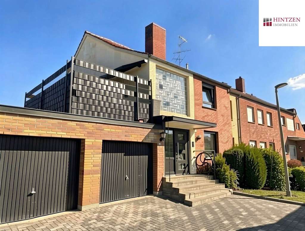 Dreifamilienhaus mit zwei Garagen nahe dem Rhein in Dormagen / Stürzelberg.