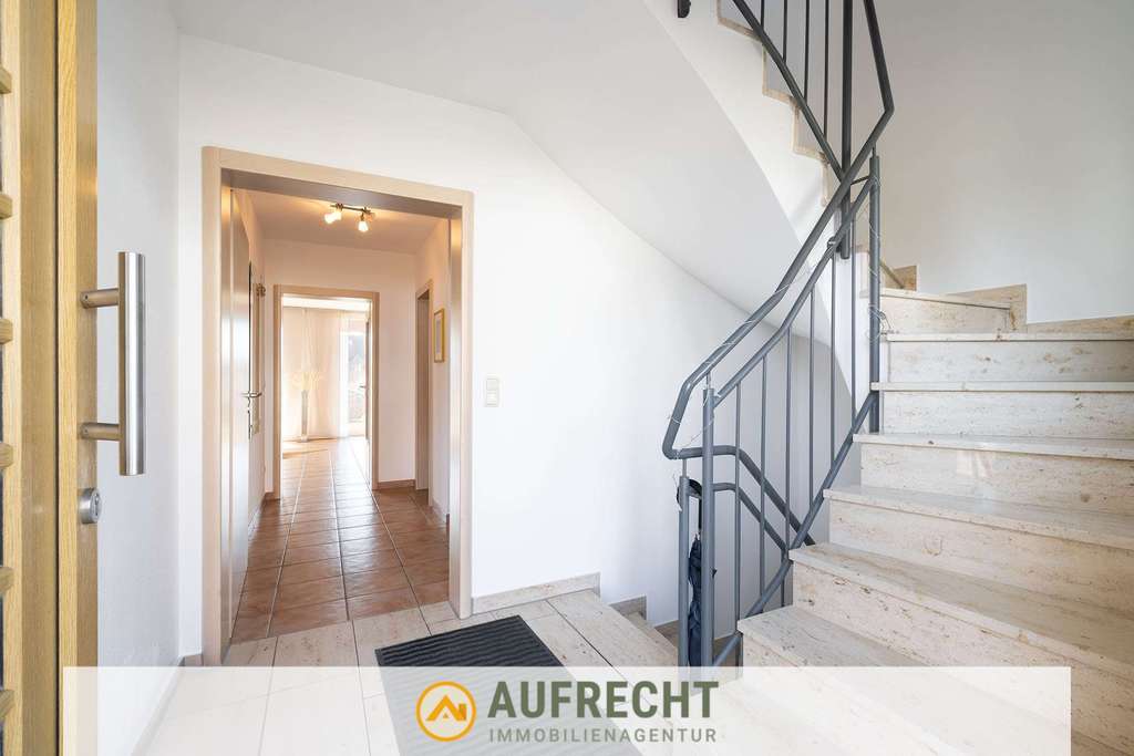 Immobilie in Röhrmoos - A U F R E C H T °VIEL PLATZ FÜR DIE FAMILIE° großzügige DHH mit sonnigem Garten und Einliegerwohnung - Bild 3