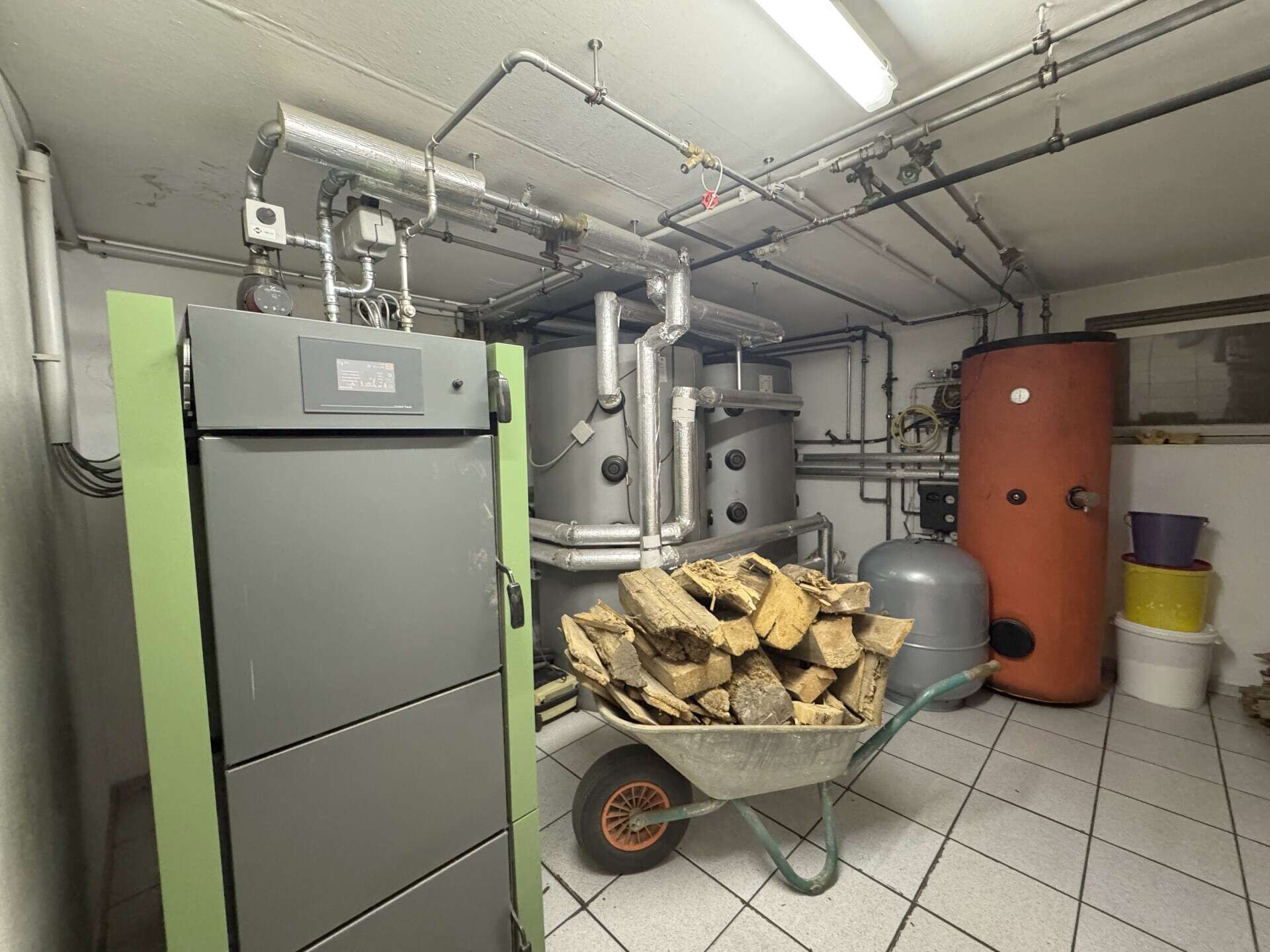 Immobilie in Bayerbach b. Ergoldsbach - Wohnhaus mit Weitblick & Freiraum – vielseitiges Anwesen mit Tierhaltung und zwei Einliegerwohnungen - Bild 3