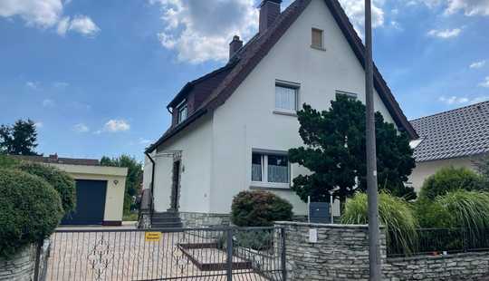 Bild von BAD HOMBURG: Freistehendes Einfamilienhaus mit Ausbau-Potential auf traumhaft großem Grundstück!