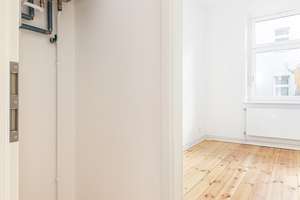 Prenzlauer Berg: Frisch sanierte 4-Zimmer Altbauwohnung, Süd-Balkon, Wohnküche, Stuck, ruhige Lage – Erich-Weinert-Straße 9, 10439 Prenzlauer Berg, Berlin – Vorschaubild 18