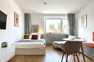 Einziehen & wohlfühlen: hochwertig sanierte 1 Zimmer Wohnung mit Blick über die Dächer Neuhausens – Dachauer Str. 245, 80637 München – Vorschaubild 1
