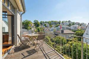 Top modernisiert und stilvoll saniert mit traumhaften Blickachsen auf das Treppenviertel: Ihr neu...